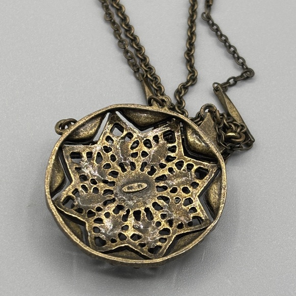 Vintage Avon Medallion Pendant Necklace JP429 - Picture 9 of 11